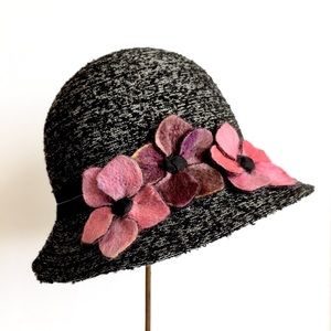 Daniele Meucci hat made in Italy pink felt flowers